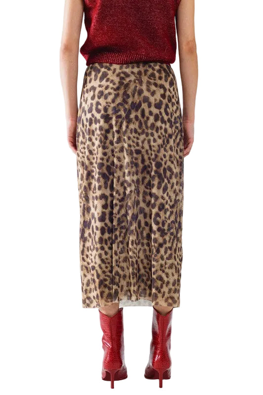 Back view of a women’s leopard print midi skirt